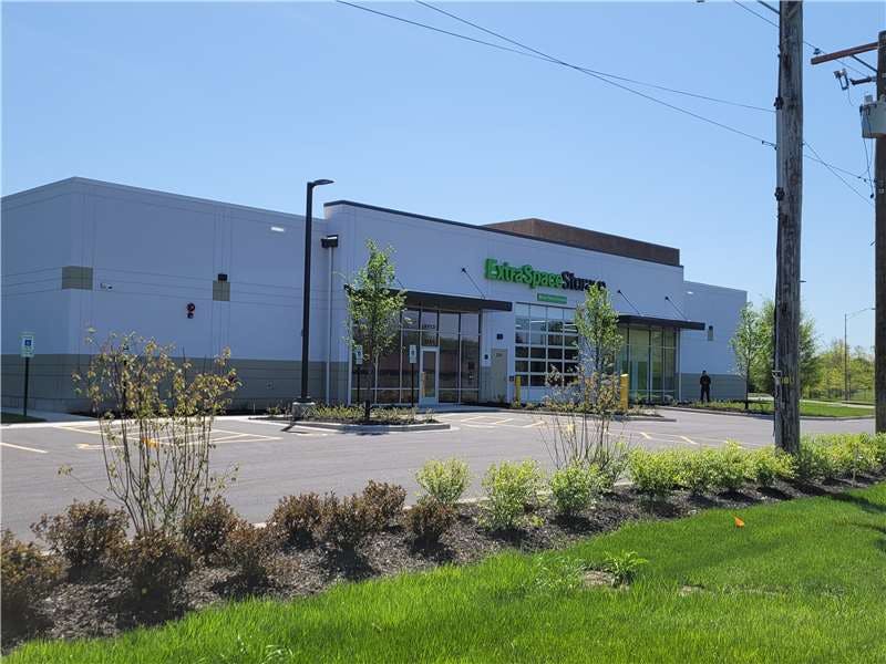 Extra Space Storage facility on 3701 W Lake Ave - Glenview, IL