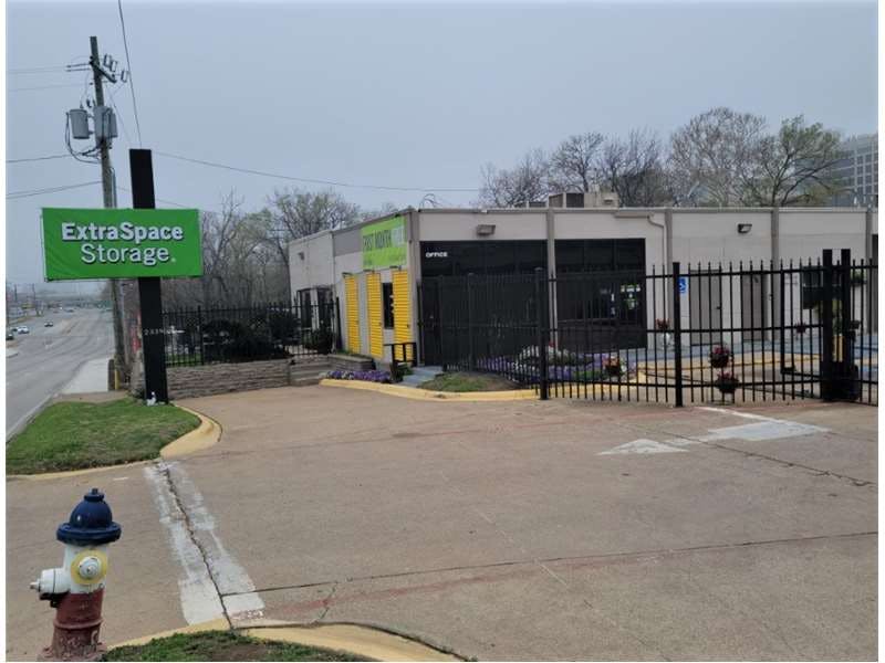 Extra Space Storage facility on 2339 Inwood Rd - Dallas, TX