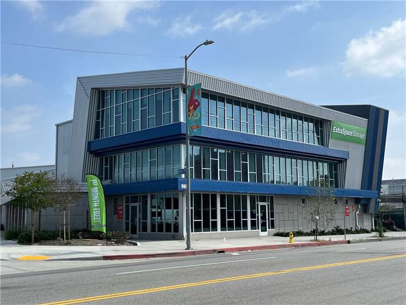 Extra Space Storage facility on 1000 N Main St - Los Angeles, CA