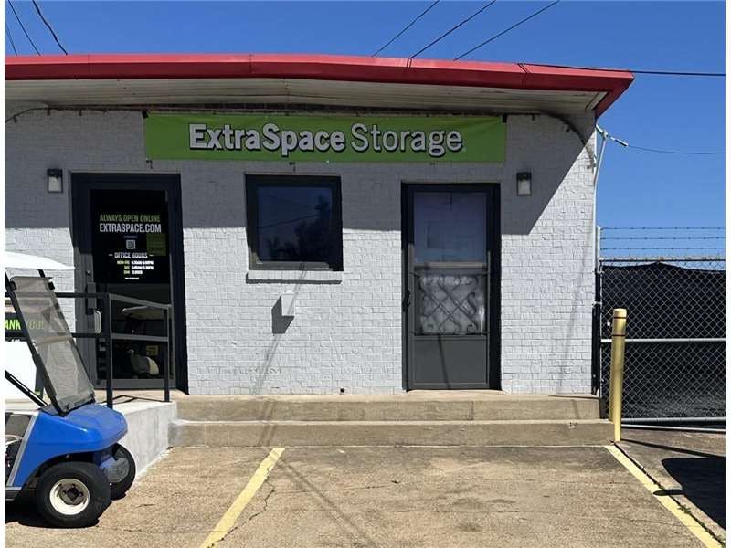 Extra Space Storage facility on 111 N Layfair Dr - Flowood, MS