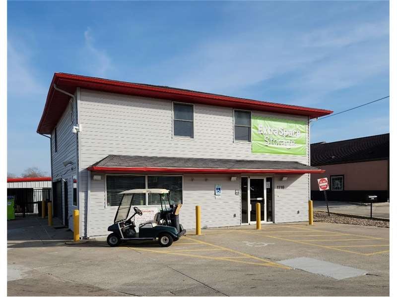 Extra Space Storage facility on 1710 N Cunningham Ave - Urbana, IL
