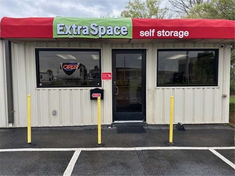 Extra Space Storage facility on 123 Davis St - Portland, TN