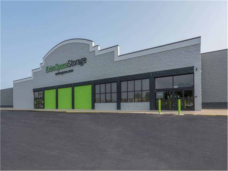 Extra Space Storage facility on 4522 Maplecrest Rd - Fort Wayne, IN