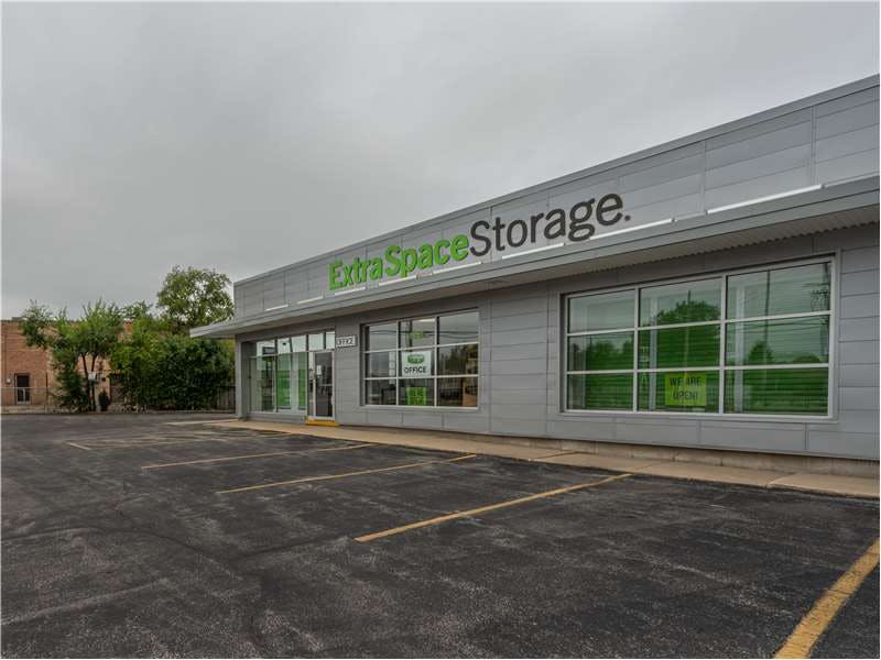 Extra Space Storage facility on 10800 Central Ave - Chicago Ridge, IL