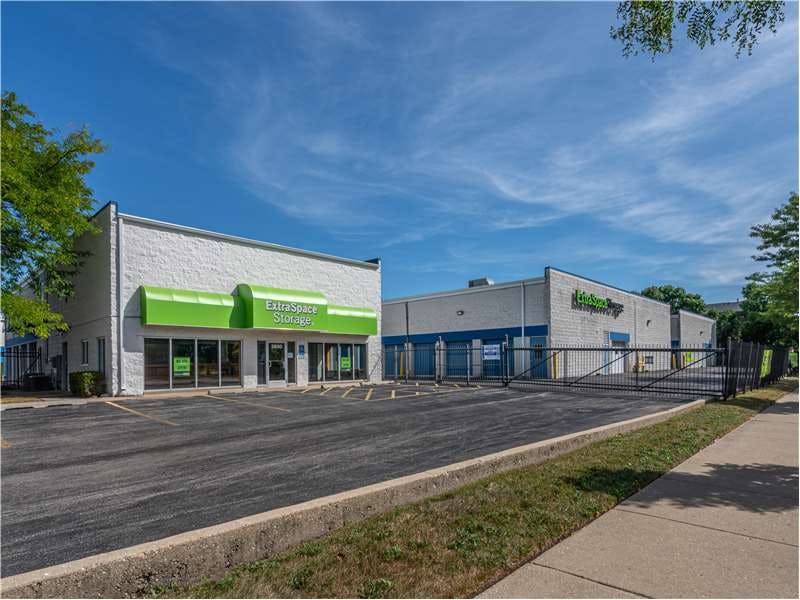 Extra Space Storage facility on 3850 W Devon Ave - Lincolnwood, IL