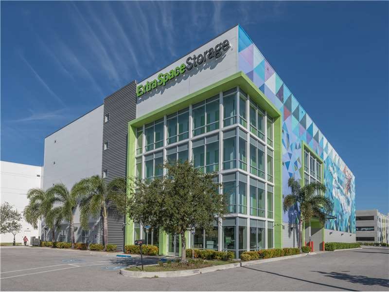 Extra Space Storage facility on 3201 32nd Ave S - St Petersburg, FL