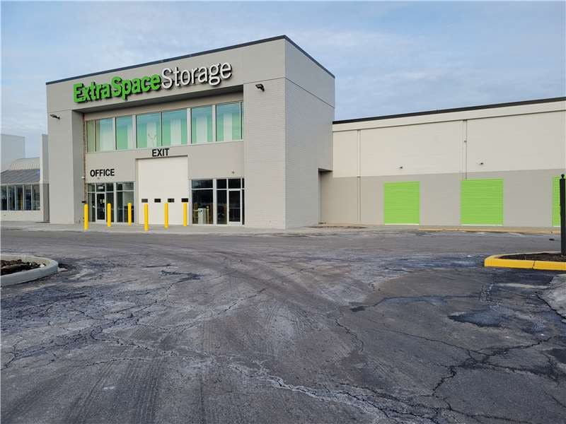 Extra Space Storage facility on 5860 Lewis Ave - Toledo, OH