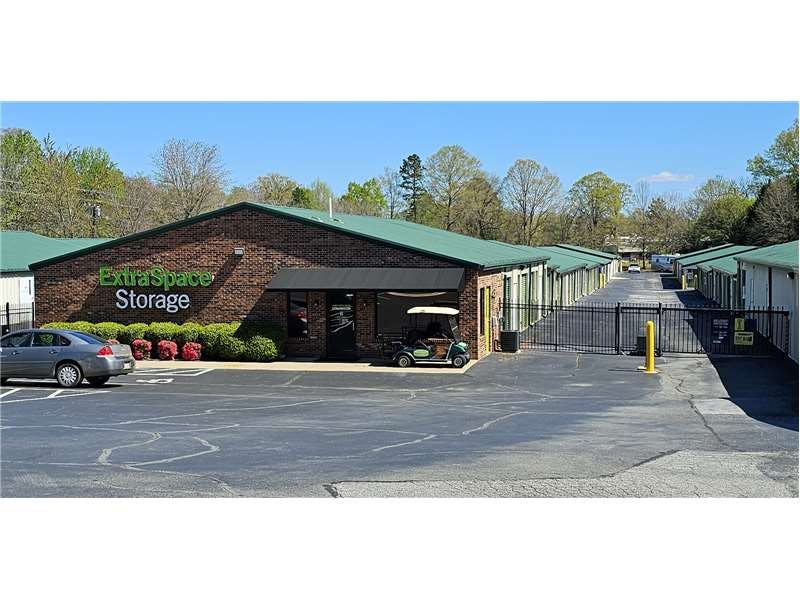Extra Space Storage facility on 2589 W Clemmonsville Rd - Winston-Salem, NC