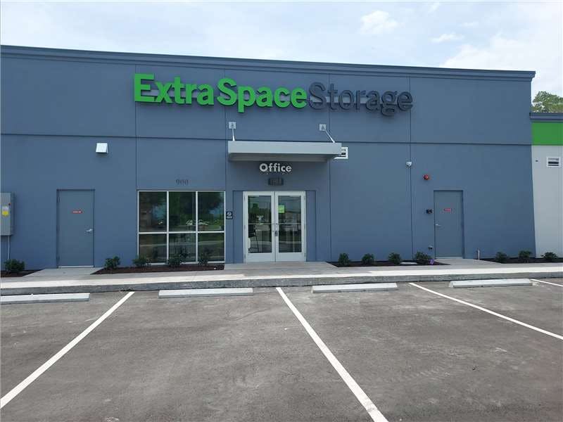 Extra Space Storage facility on 900 E International Speedway Blvd - Deland, FL