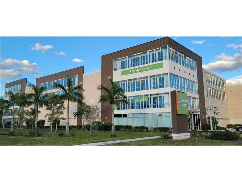 Extra Space Storage facility on 5600 S University Dr - Davie, FL