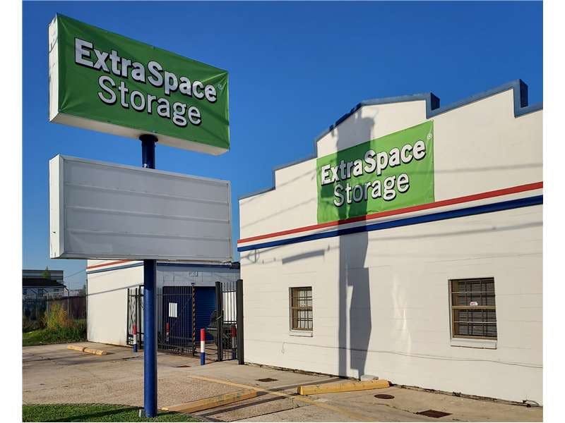 Extra Space Storage facility on 601 Whitney Ave - Gretna, LA