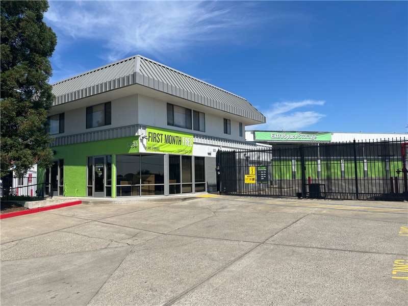 Extra Space Storage facility on 6230 Auburn Blvd - Citrus Heights, CA