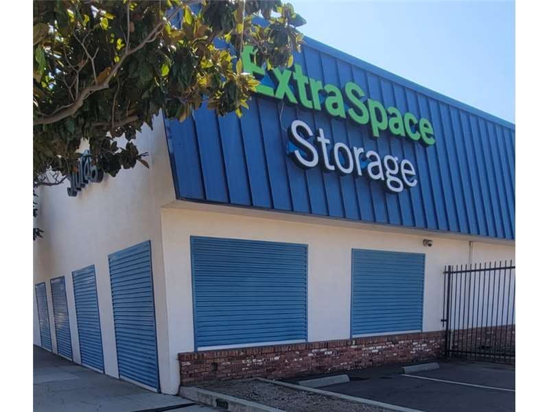 Extra Space Storage facility on 1620 14th St - Santa Monica, CA