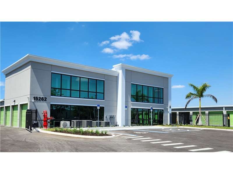 Extra Space Storage facility on 15262 Convenience Way - Fort Myers, FL