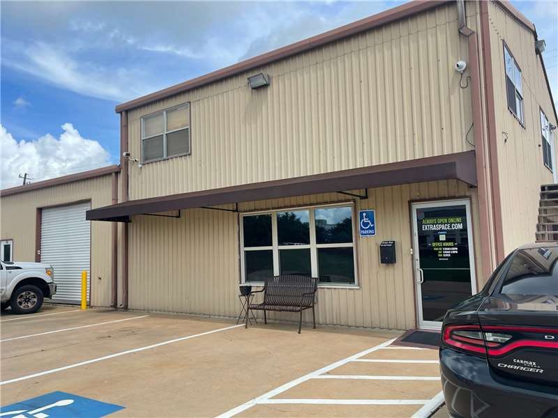 Extra Space Storage facility on 1416 N Main St - Pearland, TX