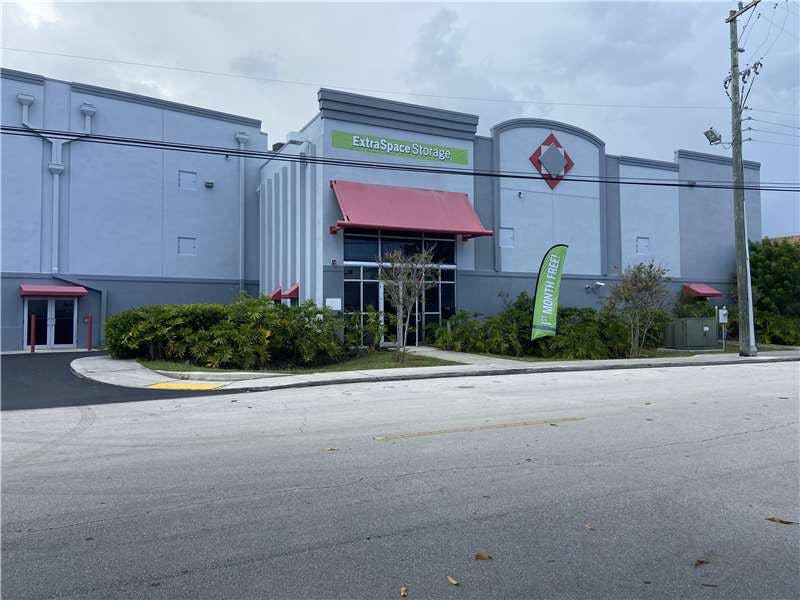 Extra Space Storage facility on 1217 SW 1st Ave - Fort Lauderdale, FL