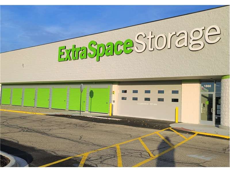Extra Space Storage facility on 1860 N Richmond Rd - McHenry, IL