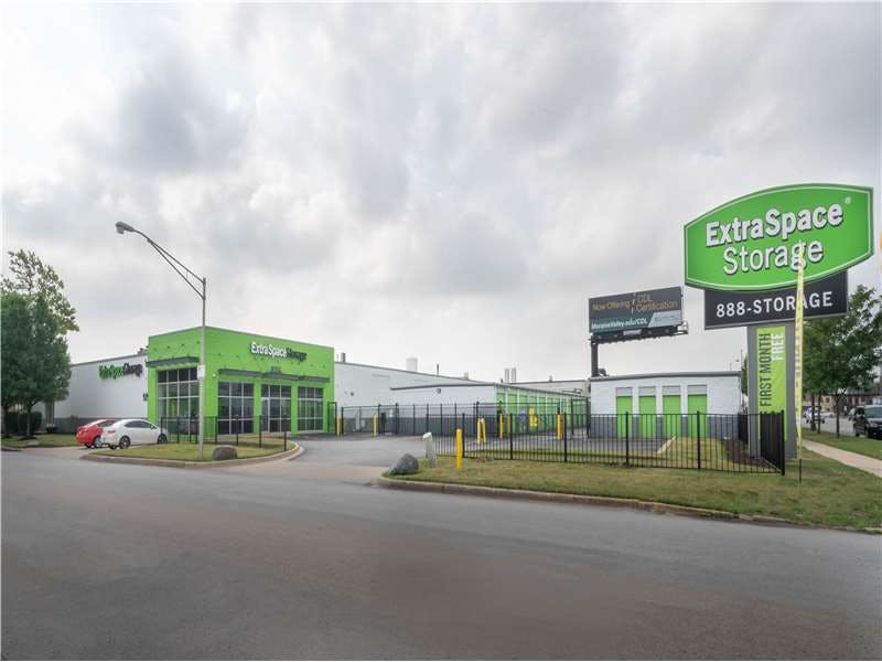 Extra Space Storage facility on 7131 W 60th St - Chicago, IL