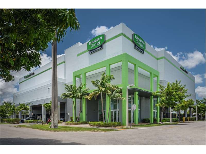Extra Space Storage facility on 910 SW 68th Ave - Miami, FL