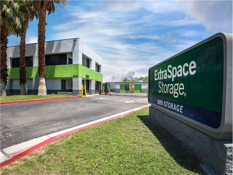 Extra Space Storage facility on 1000 N Farrell Dr - Palm Springs, CA