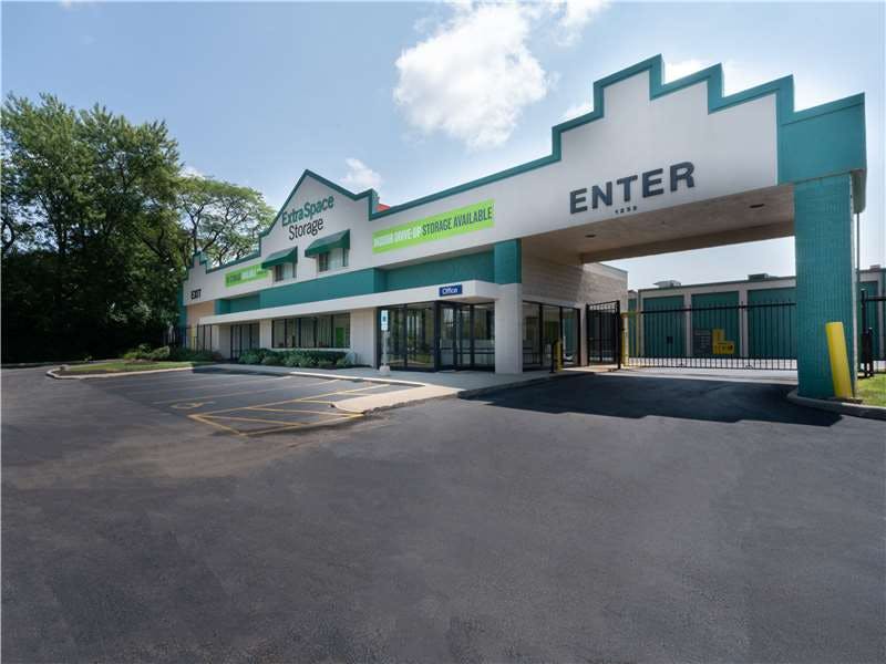 Extra Space Storage facility on 1255 Townline Rd - Mundelein, IL