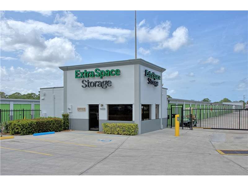 Extra Space Storage facility on 1400 NE Savannah Rd - Jensen Beach, FL