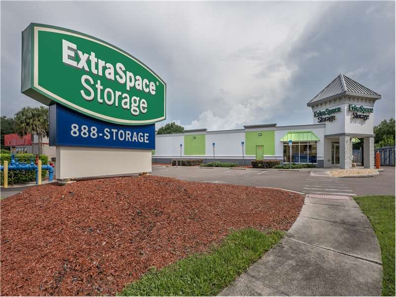 Extra Space Storage facility on 2504 FL-60 - Valrico, FL