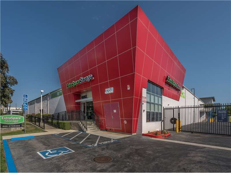 Extra Space Storage facility on 3250 Olympic Blvd - Santa Monica, CA