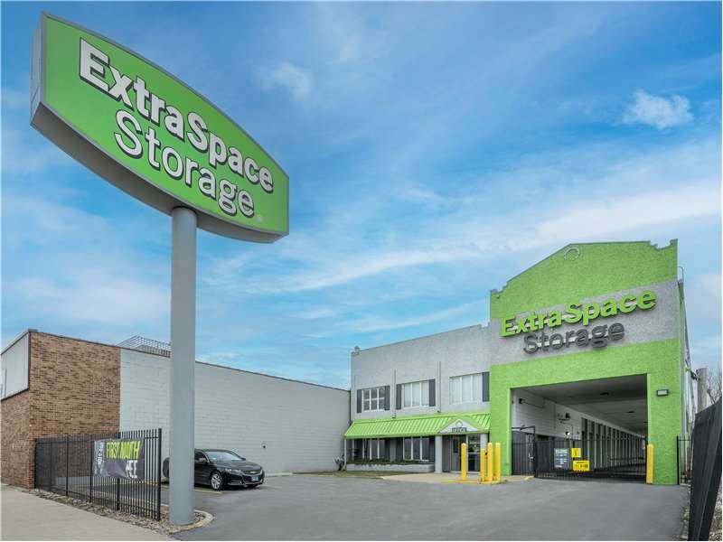Extra Space Storage facility on 5921 S Western Ave - Chicago, IL