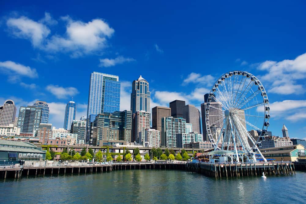 City view of Seattle, WA with ferris wheel and oceanfront view.