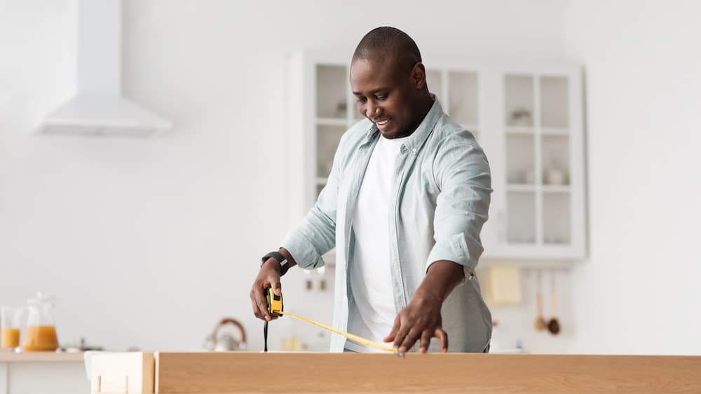 Man using measuring tape