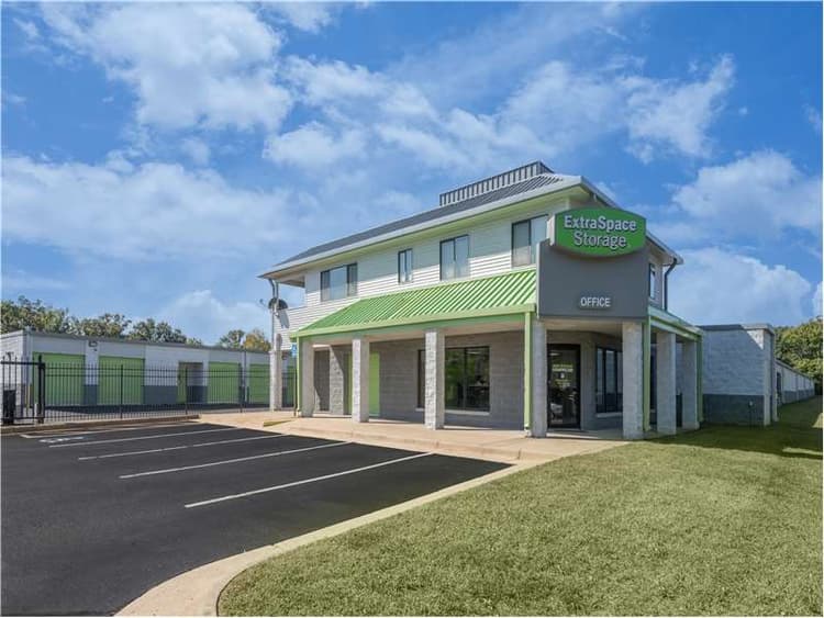 Storage Units in Sterling, VA at 45925 Woodland Rd Extra Space Storage