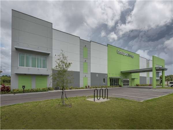 Extra Space Storage facility on 6200 Edgelake Dr - Sarasota, FL