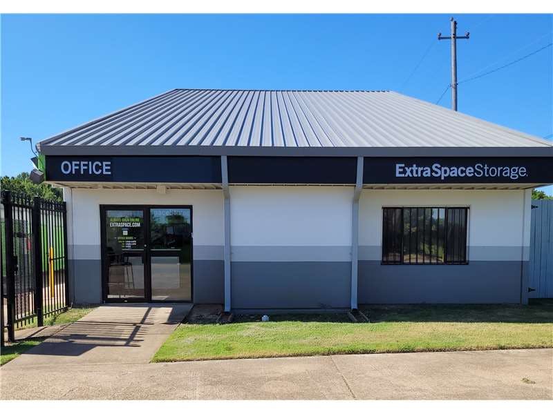 Extra Space Storage facility on 1235 Gateway Dr - Memphis, TN