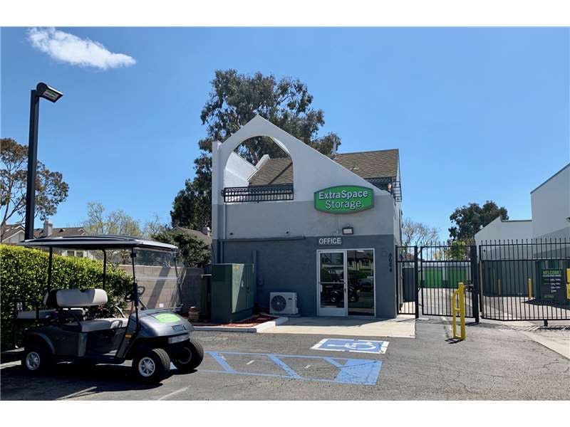 Extra Space Storage facility on 4664 Lincoln Ave - Cypress, CA