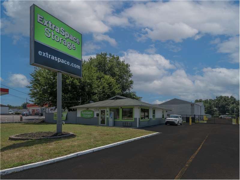 Extra Space Storage facility on 5420 Valley Station Rd - Louisville, KY