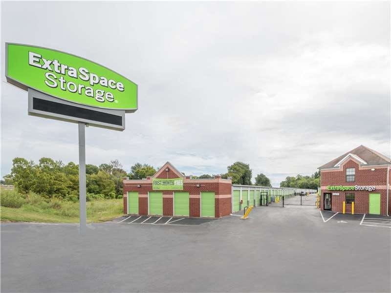 Extra Space Storage facility on 7301 Winchester Rd - Memphis, TN