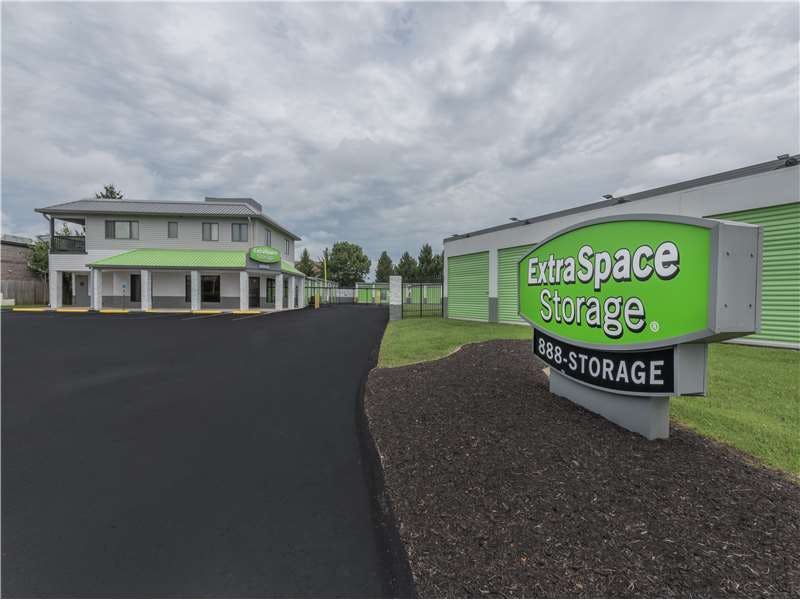 Extra Space Storage facility on 4605 Wattbourne Ln - Louisville, KY