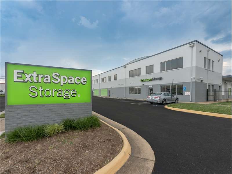 Extra Space Storage facility on 5821 Seminary Rd - Falls Church, VA