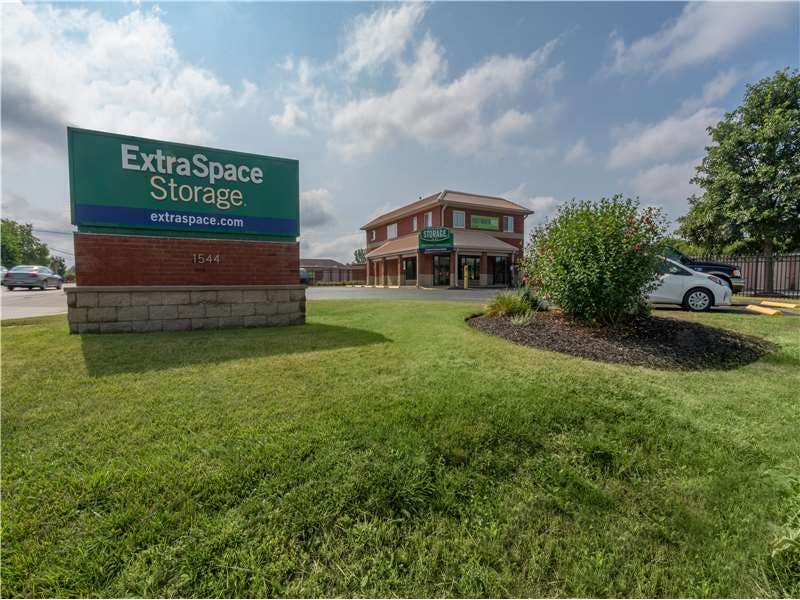 Extra Space Storage facility on 1544 N IL Route 83 - Round Lake Beach, IL