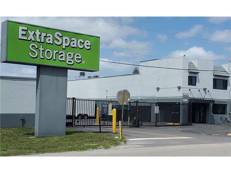 Extra Space Storage facility on 7285 Southern Blvd - West Palm Beach, FL
