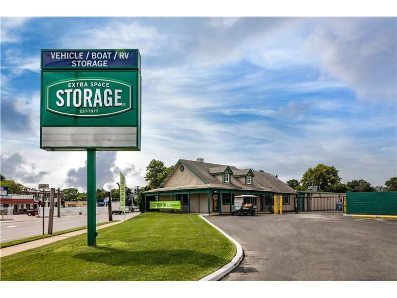 Extra Space Storage facility on 6204 Oxford Ave - Philadelphia, PA