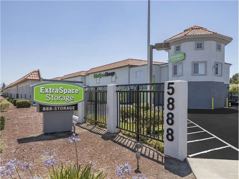 Extra Space Storage facility on 5888 Northfront Rd - Livermore, CA