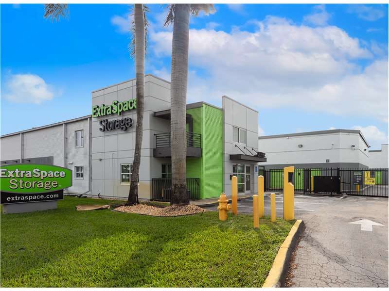 Extra Space Storage facility on 8900 NW 12th St - Miami, FL