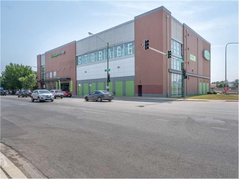 Extra Space Storage facility on 4455 W Montrose Ave - Chicago, IL
