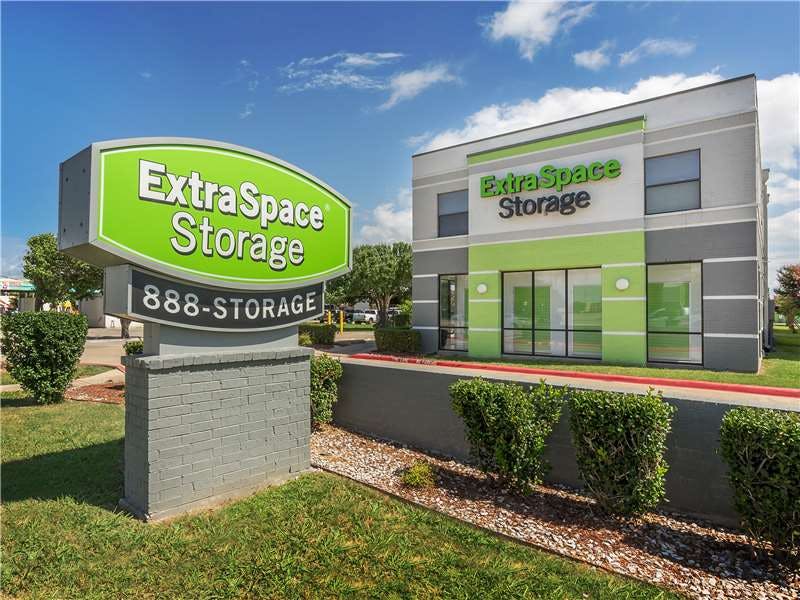 Extra Space Storage facility on 2416 Lakeview Pkwy - Rowlett, TX