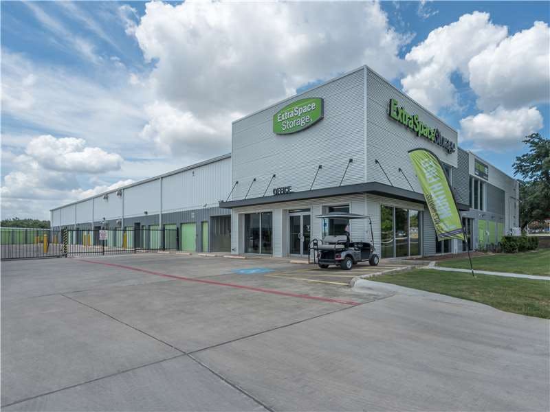 Extra Space Storage facility on 4515 De Zavala Rd - San Antonio, TX