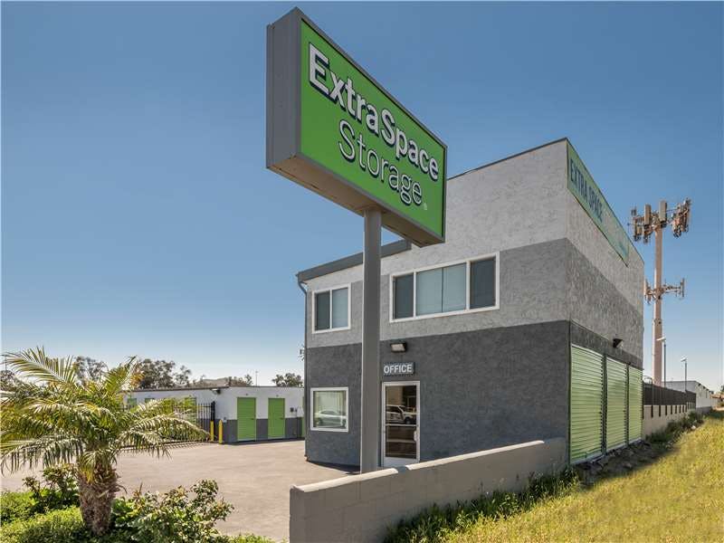 Extra Space Storage facility on 10192 Linden Ave - Bloomington, CA
