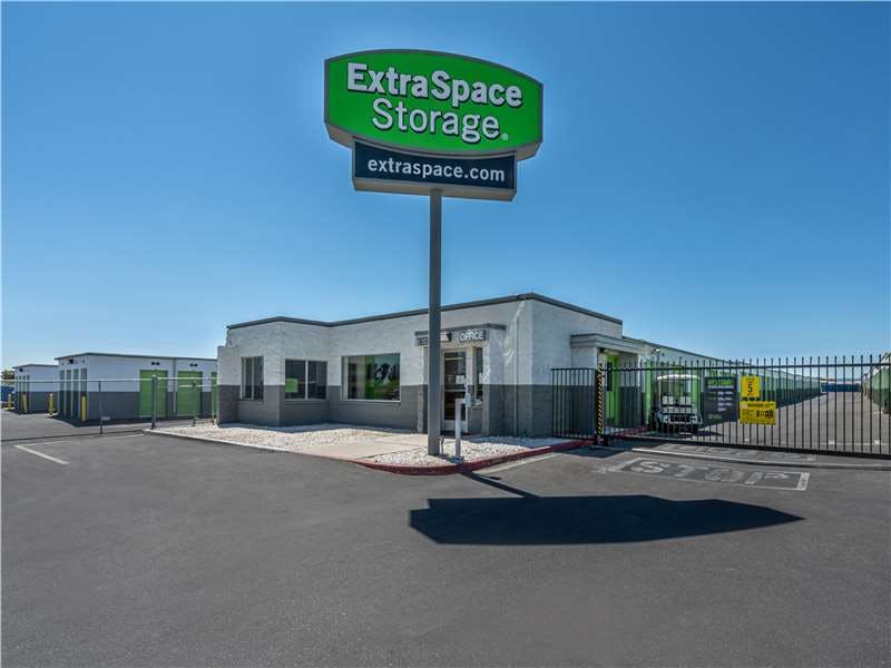 Extra Space Storage facility on 15555 Yates Rd - Victorville, CA