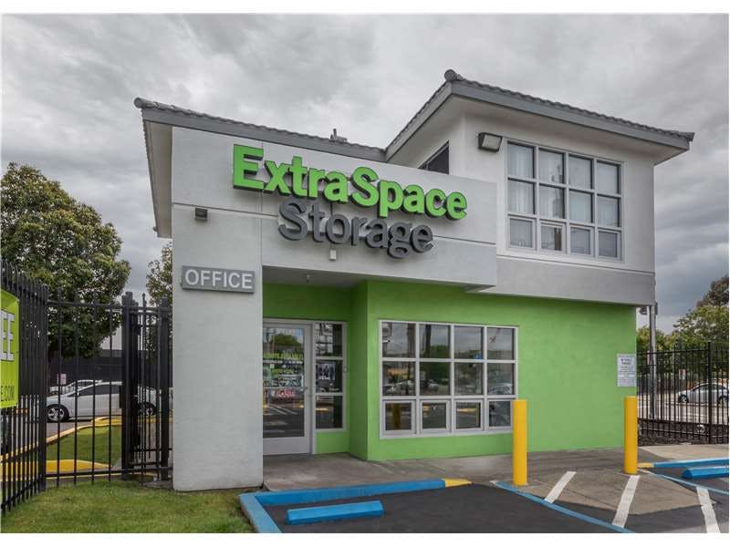 Extra Space Storage facility on 1090 29th Ave - Oakland, CA